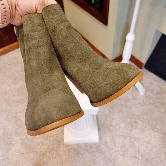URBAN OUTFITTERS SHORT SUEDE BOOT, MOSS 9 - Picture 4 of 14
